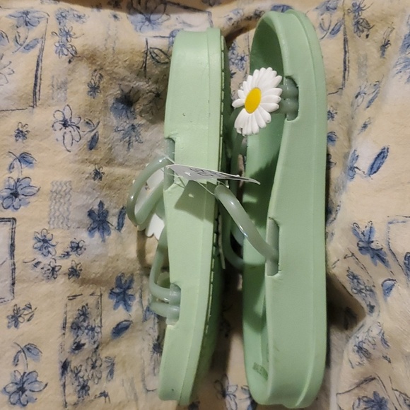 BNWT:  Green Rubber Sandals - Picture 3 of 6